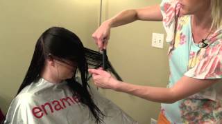 How to do a Vcut  // V cut layering on women's hair