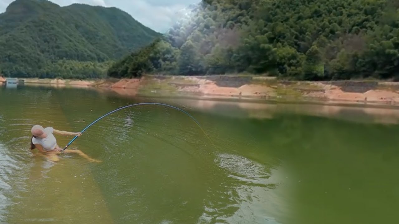 美女来到浙江深山钓鱼，断定这个水库有大鱼，没想到不一会就上钩！【女钓友微微】