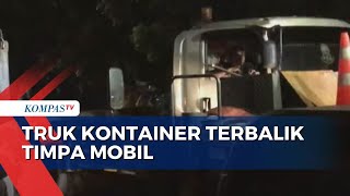 Diduga Akibat Tak Kuat Menanjak, Truk Kontainer Terbalik Timpa Mobil di Bekasi