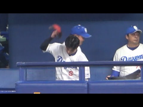 二死1塁で三振に倒れた村松、悔しさのあまりリストガードを叩きつける（2023年6月18日）