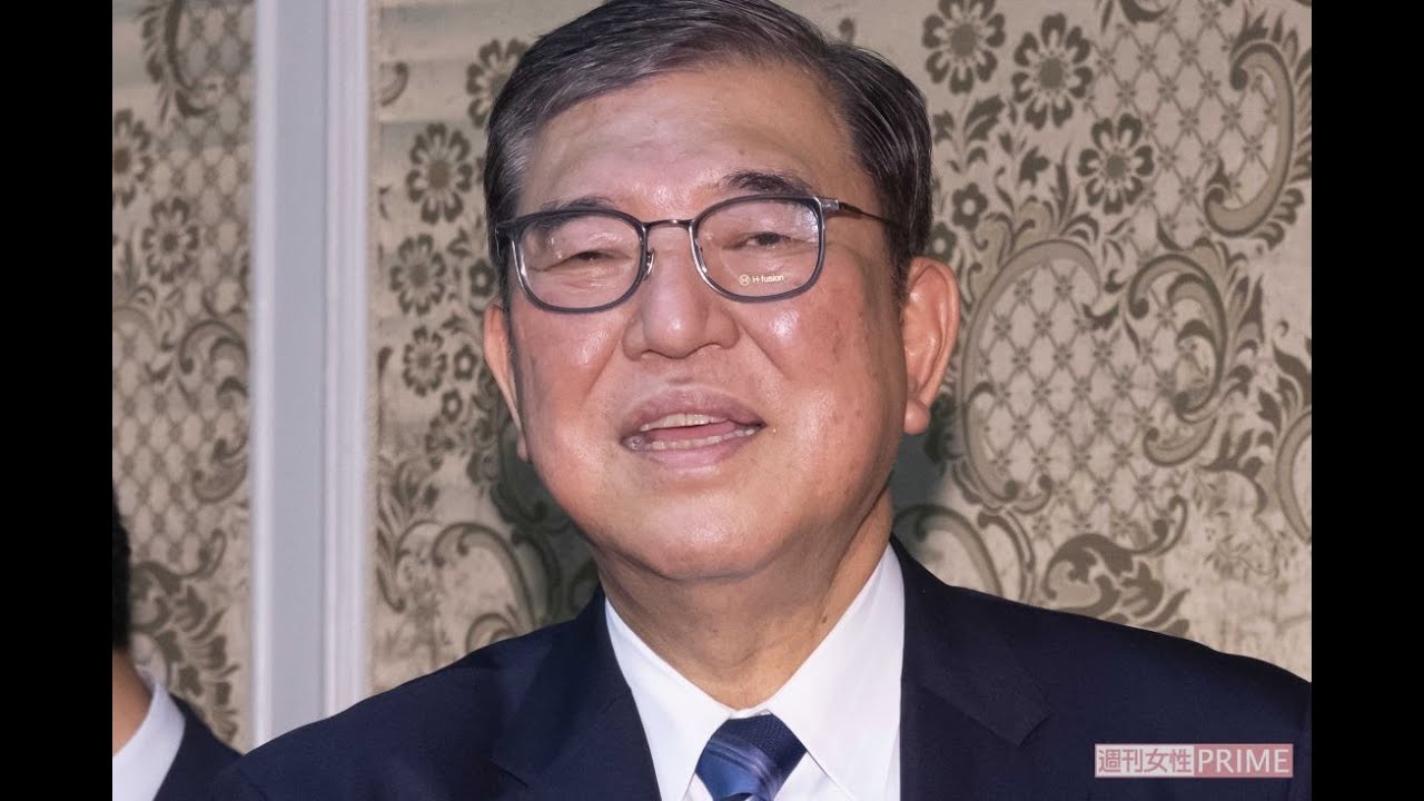 石破茂　皿と皿立てと色紙のセット 石破茂新首相「シール貼ったまま（笑）」就任会見の“イシバノメガネ”に