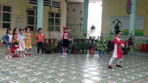 Biểu diễn thời trang của lớp lá 1 trường mầm non Đốc Binh Kiều 1