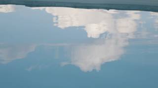 فيديو مونتاج HD اِنعكاس السماء على الماء