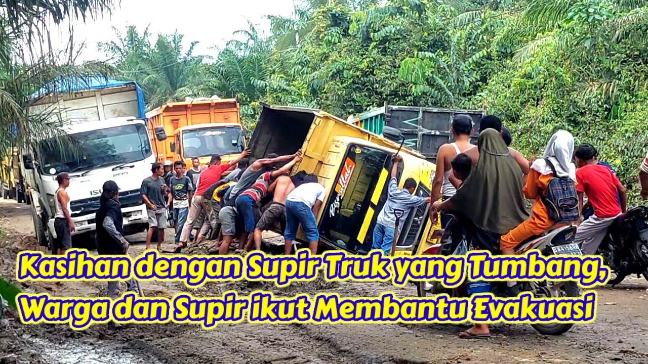 Жалко упавшего водителя грузовика, жители и водители помогли с эвакуацией