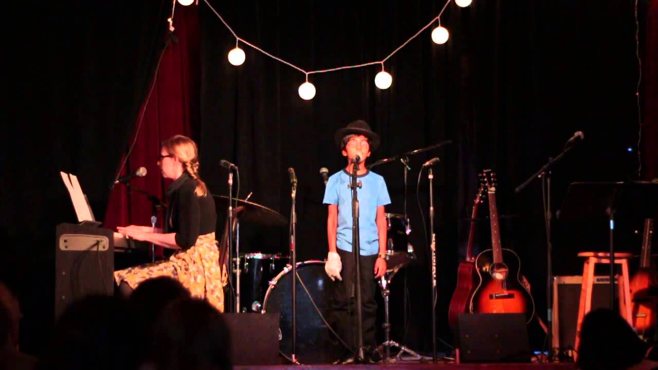 Rohan sings "Beat It"