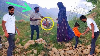 Shahab's help of a kind man to a nomadic mother and her daughters