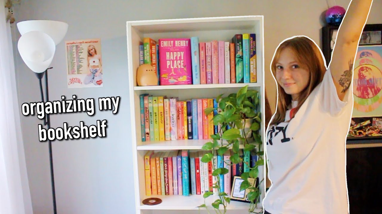 organize my new bookshelf with me! - YouTube