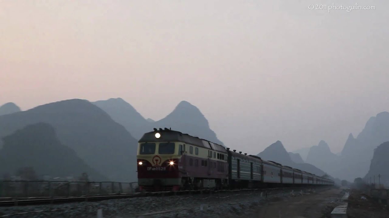 HD DF4D Trains Guilin China 桂林 湘桂線 東風4型旅客