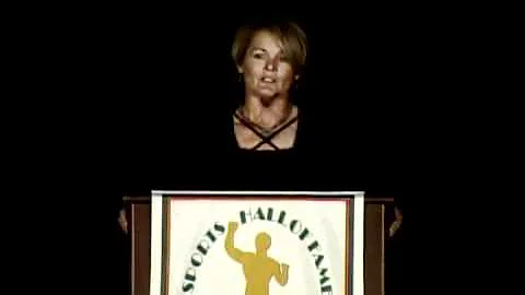 Amy Deem accepts for Yolanda McCray at UMSOF banquet