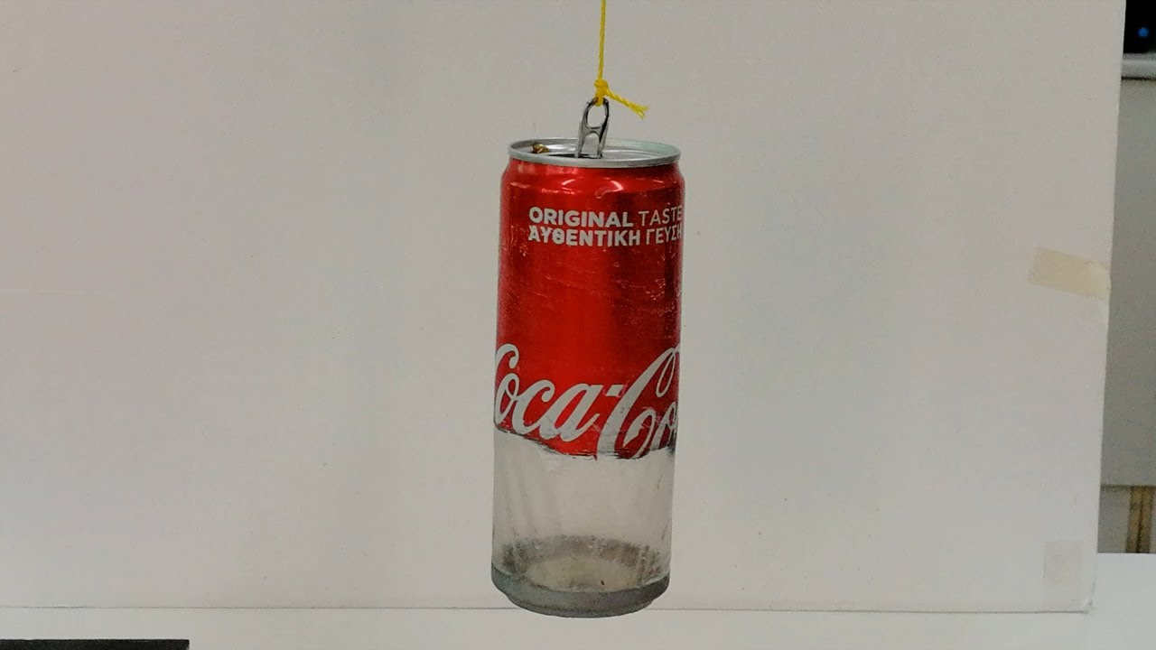 Αφαιρώντας το μέταλλο από τενεκεδάκι αναψυκτικού.