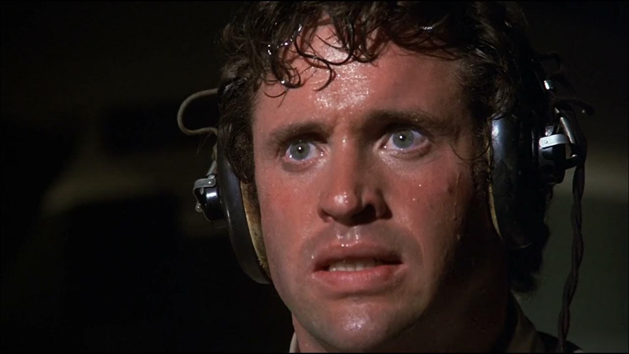 обливает потом. чувак потеет. обливает потом. потный. летчик вспотел.