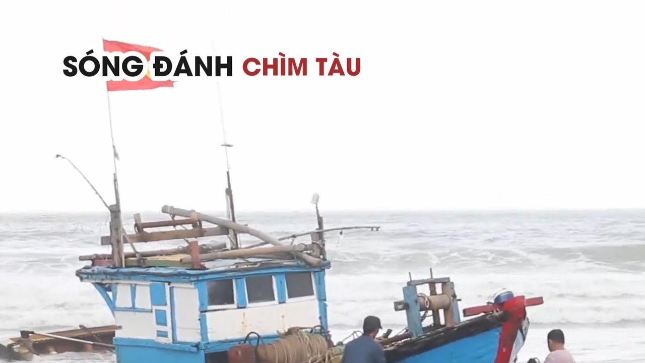 Nỗ lực cứu tàu cá bị đánh đứt dây neo dạt vào bờ biển... - youtube