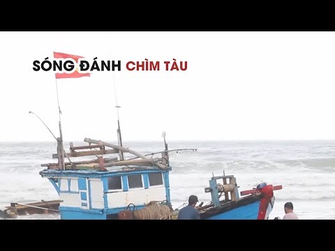 Video Nỗ lực cứu tàu cá bị đánh đứt dây neo dạt vào bờ biển... - youtube