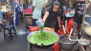 Ayam Penyet Tradisional Indonesia dengan Cabai Hijau Tumbuk | Makanan Jalanan Indonesia