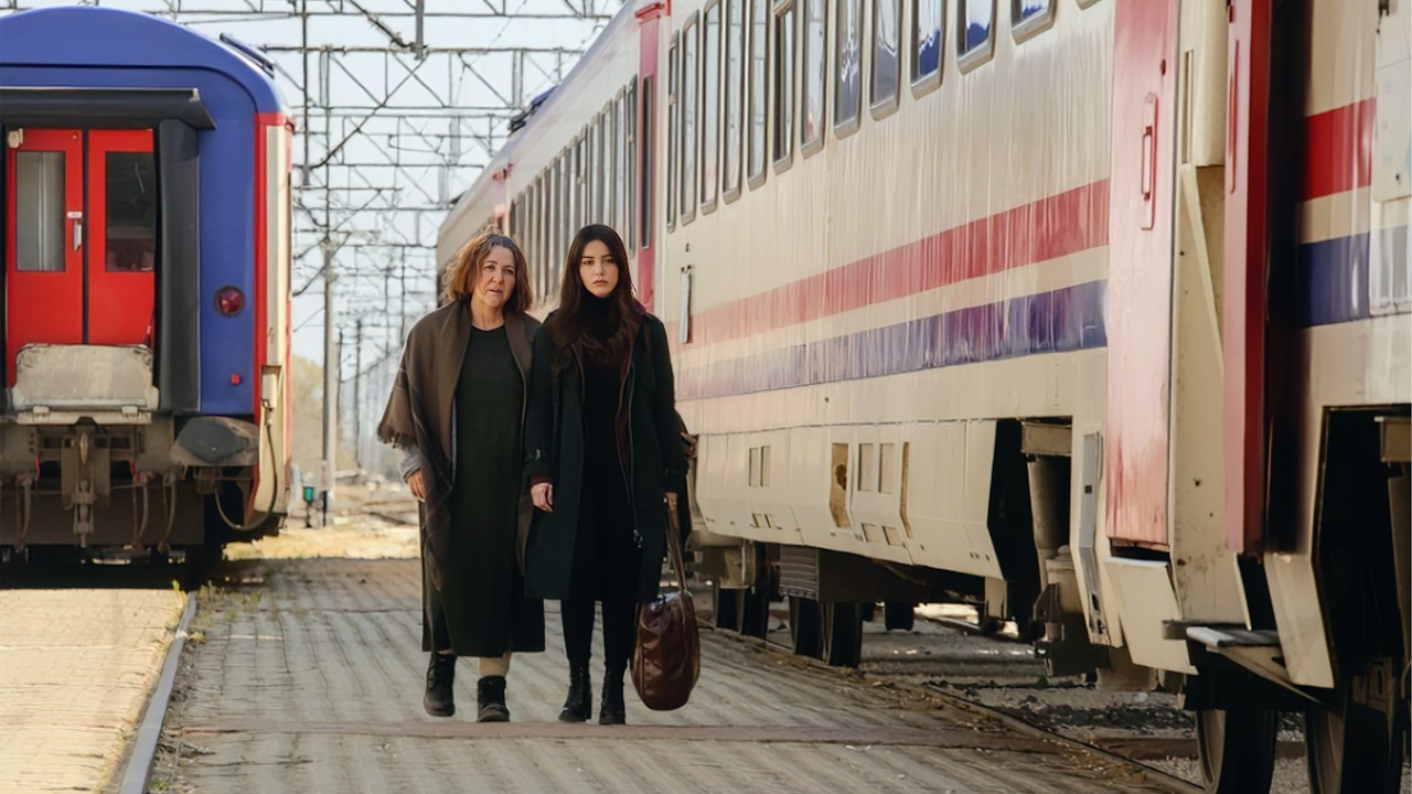 Une mère vend ses vêtements pour instruire sa fille qui a honte d'elle et de son allure