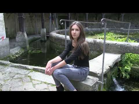 Ophélia, Big Wave teen model posing for an outdoor photo shoot