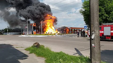 ГОРИТ ЗАПРАВКА! Бензин и пластик / можно ли заливать бензин в пластиковую канистру?