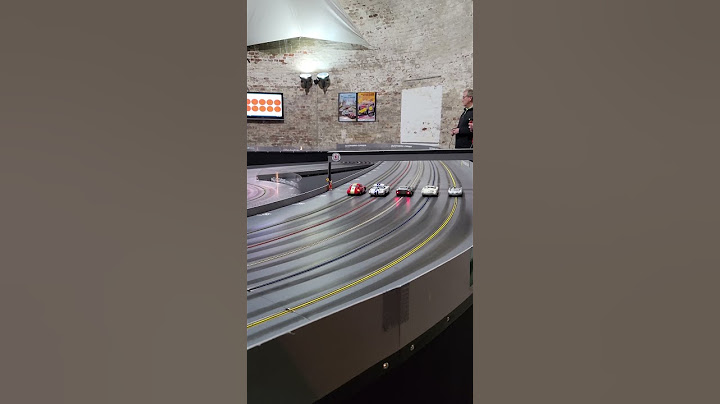 From 0 to 40 kmph. A fast track! Start of a 1/24 slot car pro race.