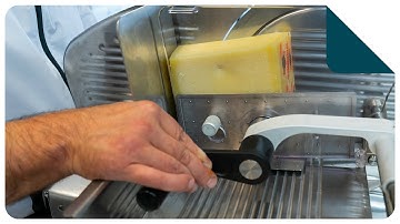 Snijden van kaas met de snijmachine | Keukentechniek