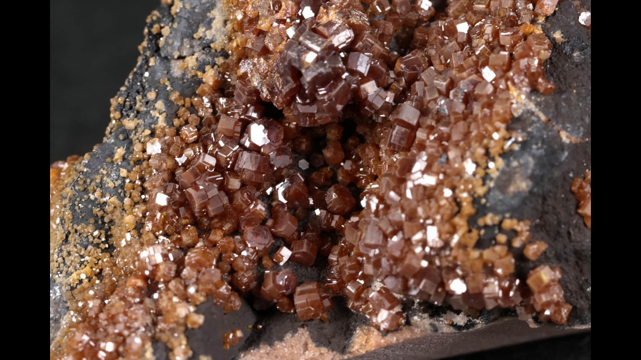 バナジナイト (褐鉛鉱) 原石 30.0g / Vanadinite - YouTube