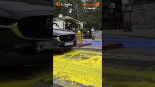 В Варшаве активисты раскрасили  в цвета украинского флага асфальт возле посольства России