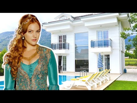 Βίντεο: Η Alexandra Anastasia Lisowska Meriem Uzerli έδειξε στη νεογέννητη κόρη της και το εσωτερικό του σπιτιού