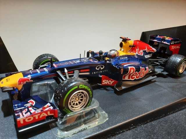 ミニチャンプス　1/18 Red Bull RB8 2012 MINICHAMPS 1/18 RED BULL RB8 VETTEL CAMPIONE DEL MONDO GP BRASILE