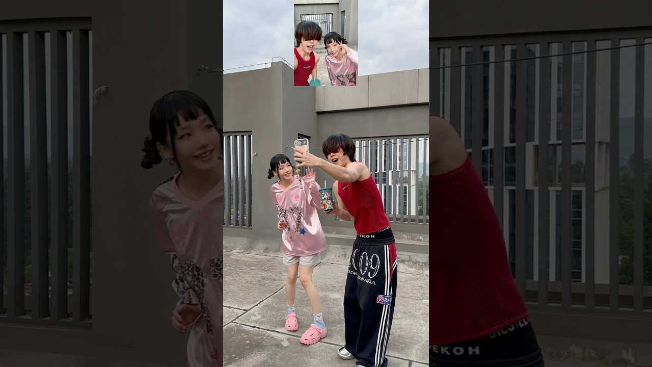When Zoey meets a fan… look Zoey gets awkward at the end🤣#zoey #kpopdemonhunters #dance #funny