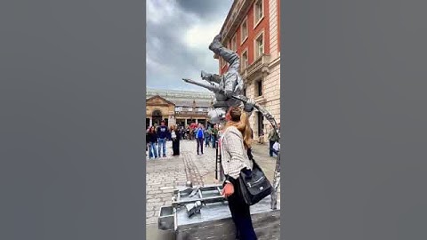 Can a statue get kissed?