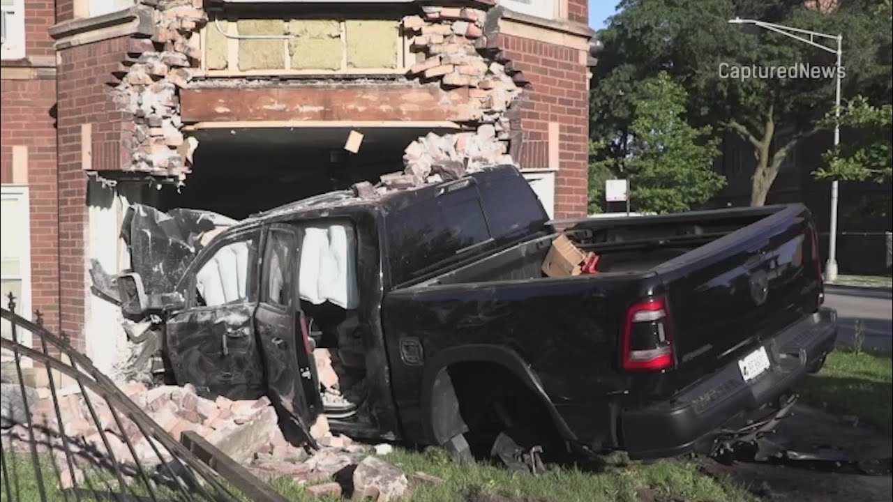 3 injured after car crashes into Woodlawn apartment building - YouTube
