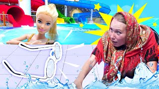 Кукла Барби и Баба Маня в аквапарке Карибия! У Барби свело ногу, Баба Маня потерялась! Игры в воде