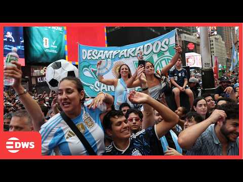 Video HISTORIC MOMENT: Times Square Turns Blue and White Before Argentina's World Cup Final | AD15