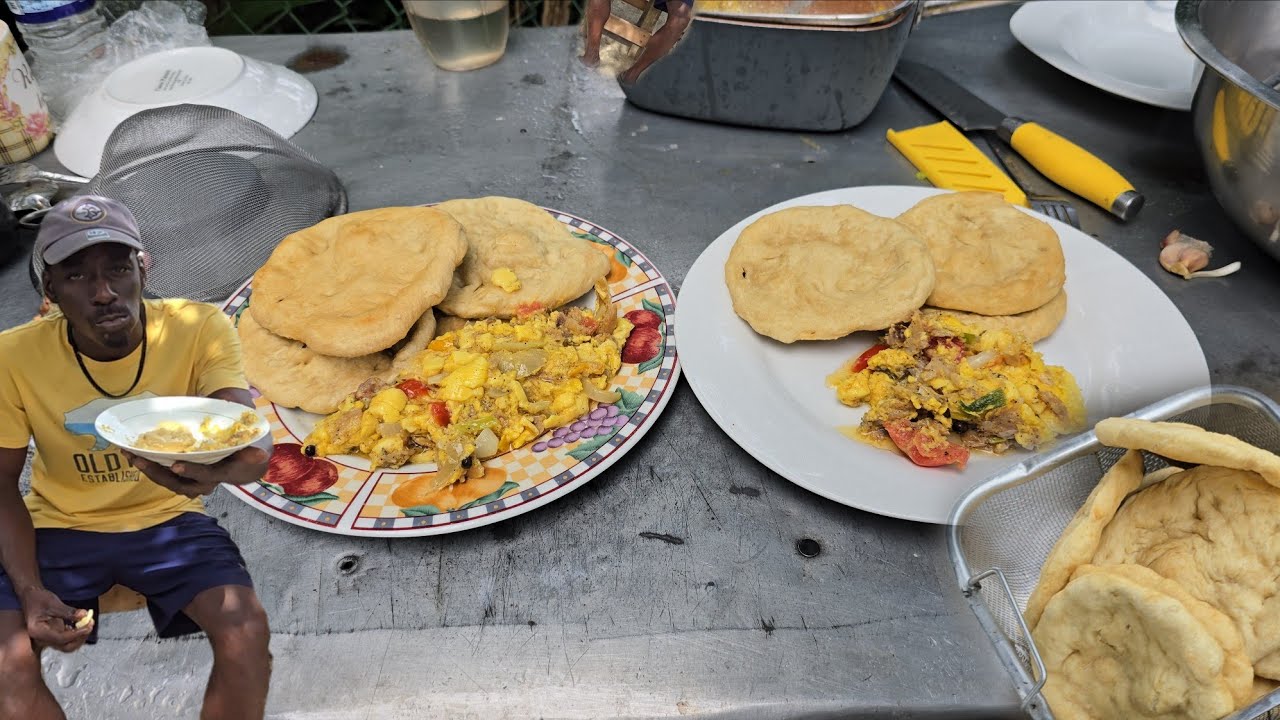 Нет ничего лучше, чем аки и соленая рыба с двумя жареными клецками на гарнир, приготовленные на о...