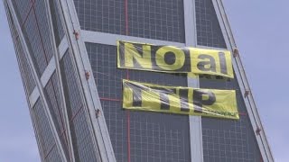 Greenpeace protesta contra TTIP en Puerta de Europa