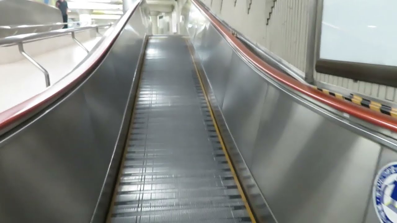 東京メトロ市ヶ谷駅「動く歩道(水平移動＋上り勾配)」前面展望①南北線側⇒有楽町線側 2023/07/14(金) 東京都新宿区市谷田町