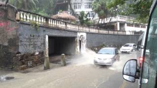 Témoins BFMTV : Torrents d&#39;eau dans les rues de Rio de Janeiro