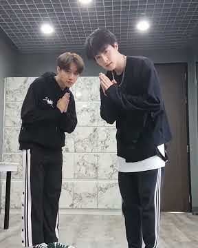 Marksiwat and blue_pongtiwat dancing is more proficient 👏💕👏