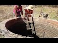 Bastidores: Seu mane e Dona Duceu fazendo limpeza no cacimbão.