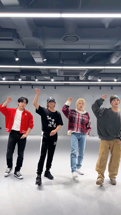 #창빈 & #필릭스 의 #락챌린지 #LALALALA_Challenge 🤘 w/ #NCT #MARK & #HAECHAN 선배님!🎵 #StrayKids #Changbin #Felix