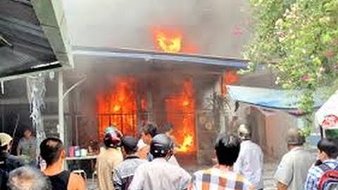 Giải cứu 2 mẹ con mắc kẹt trong ngôi nhà bốc cháy