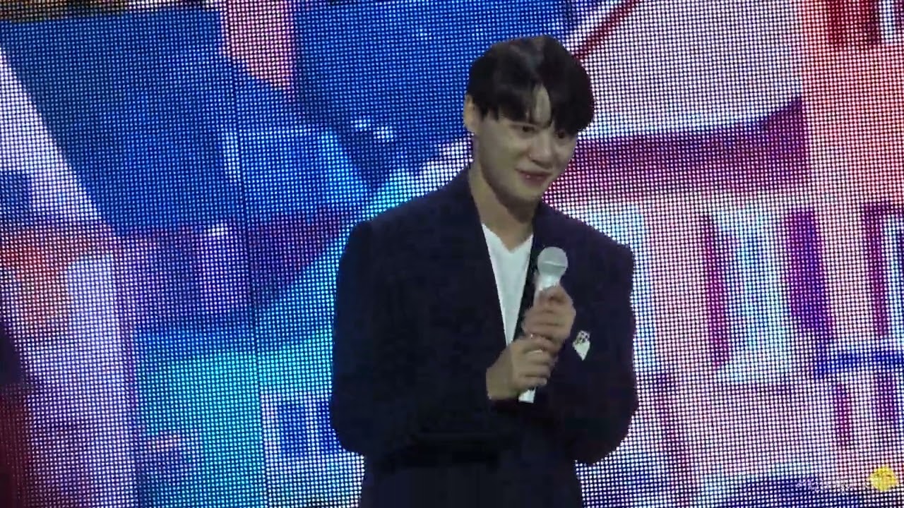 250209 KIM JUN SU Village 15 DAY 01 12. 가족사진찍기