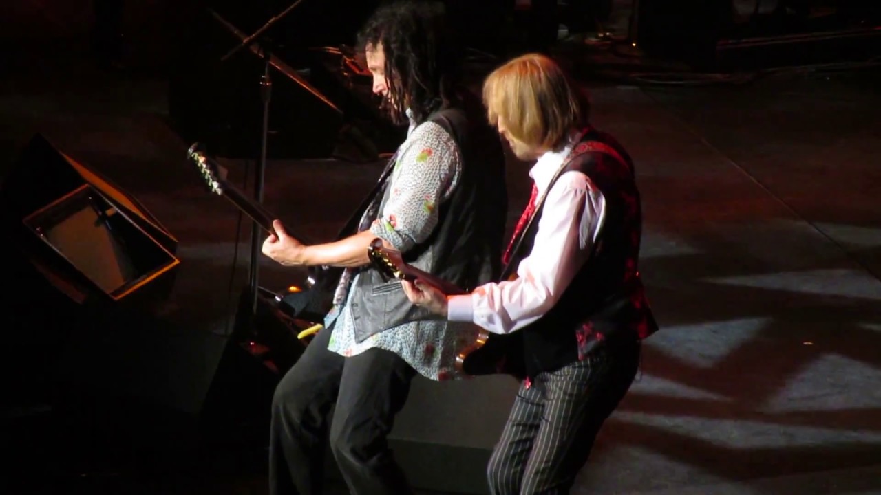 Tom Petty and the Heartbreakers - Runnin' Down a Dream (Live) - YouTube