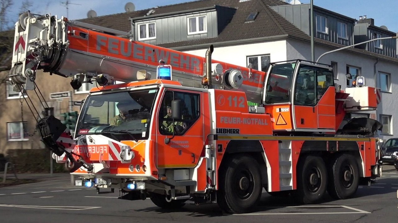 [FEUERWEHRKRAN, WLFs, FF und MEHR!] - Feuerwehr DÜSSELDORF | EINSATZFAHRTEN | Feuerwache 10