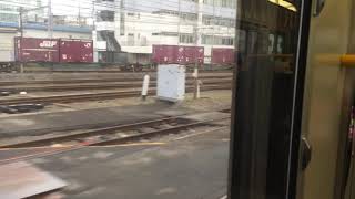 JR嵯峨野線と貨物電車並走