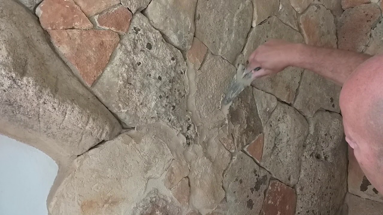 Fugatura di un rivestimento in pietra