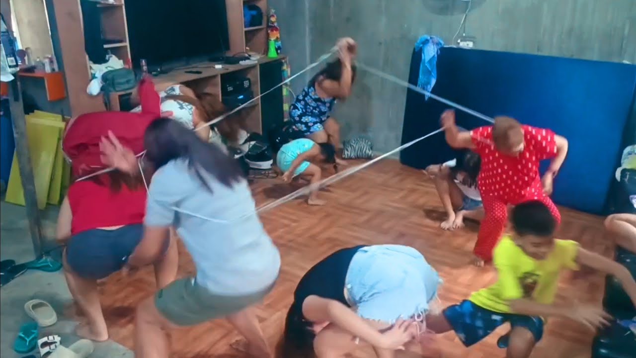 Macarena Garter Dance Challenge (Family Games)