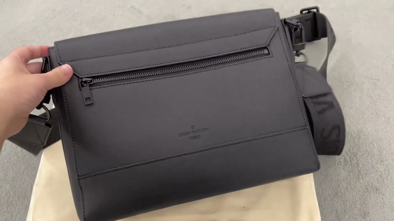 L-ouis Vuitton Takeoff Messenger LV Aerogram Black M57080