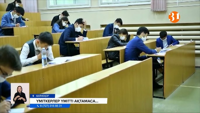 Үлкен есегі бар транни жалаңаш жігітке мінеді.