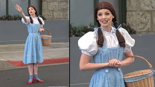 Dorothy sings 'Somewhere Over the Rainbow' at Movie World 🌈 Wizard of Oz Live Show