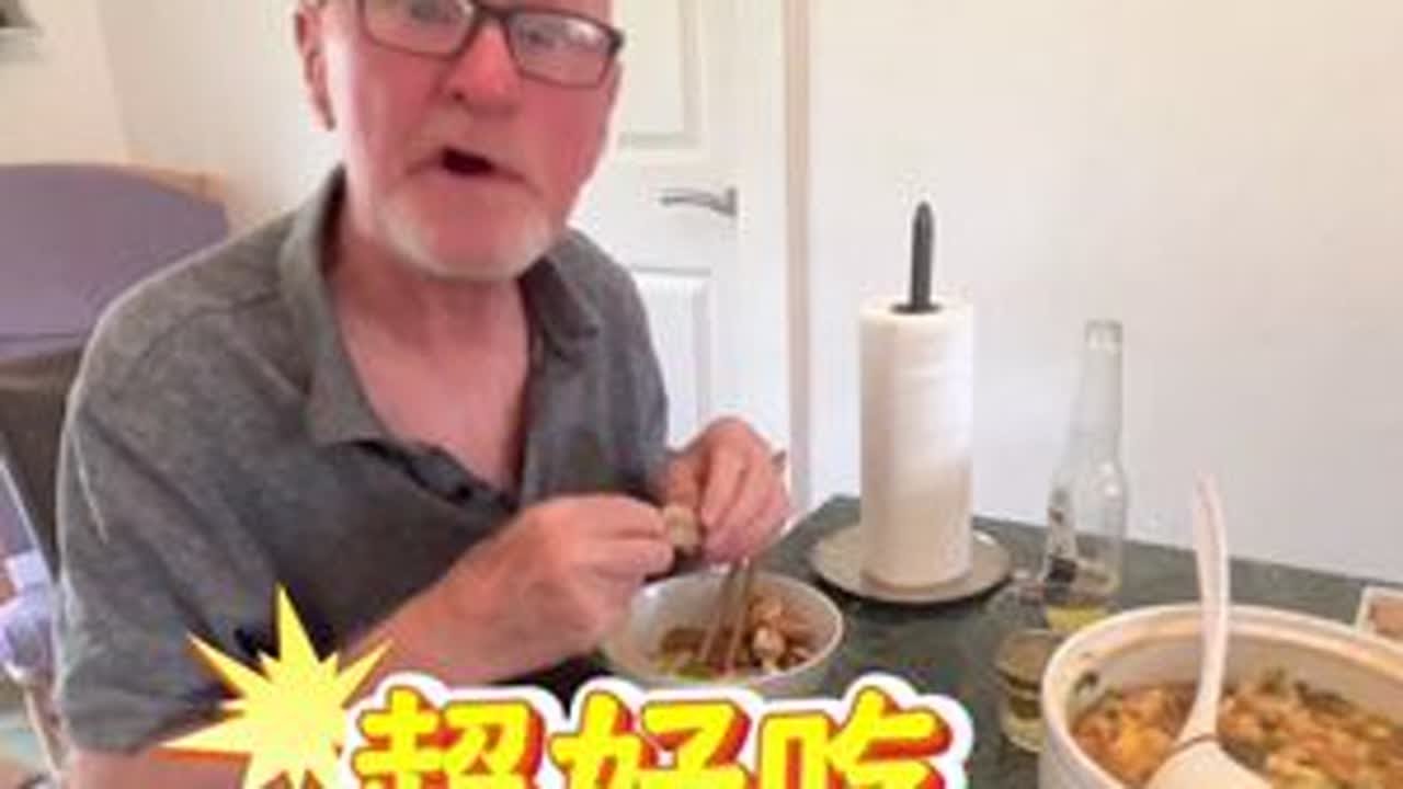 我们家的院子一半种菜一半种花，四周花草树木围绕非常封闭邻居根本看不到我们家的院子，今年的蔬菜大丰收欢迎住的近的英国朋友过来采摘#老外吃中餐 #英国生活 #跨国家庭 #海外生活